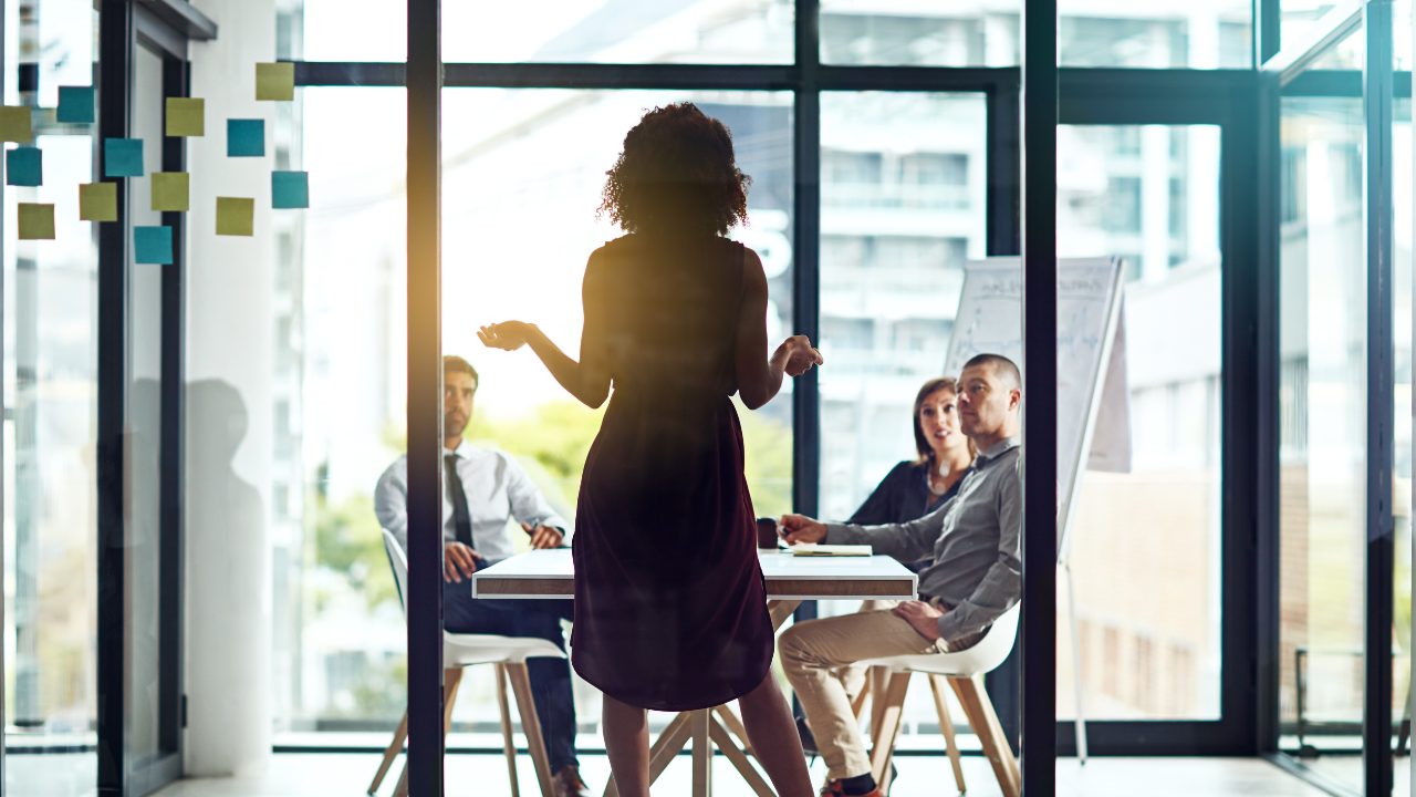 30 Leadership Interview Questions For Hiring Better Managers